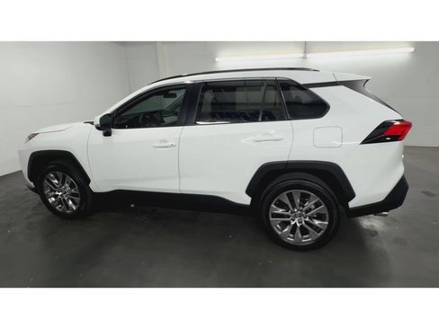 Used 2020 Toyota RAV4 XLE FWD image 6