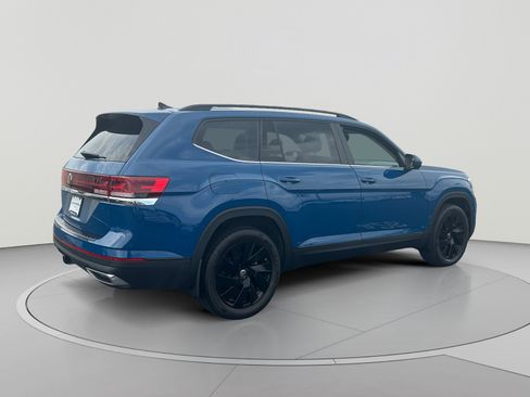 Used 2025 Volkswagen Atlas SE w/ Panoramic Sunroof Package FWD image 5