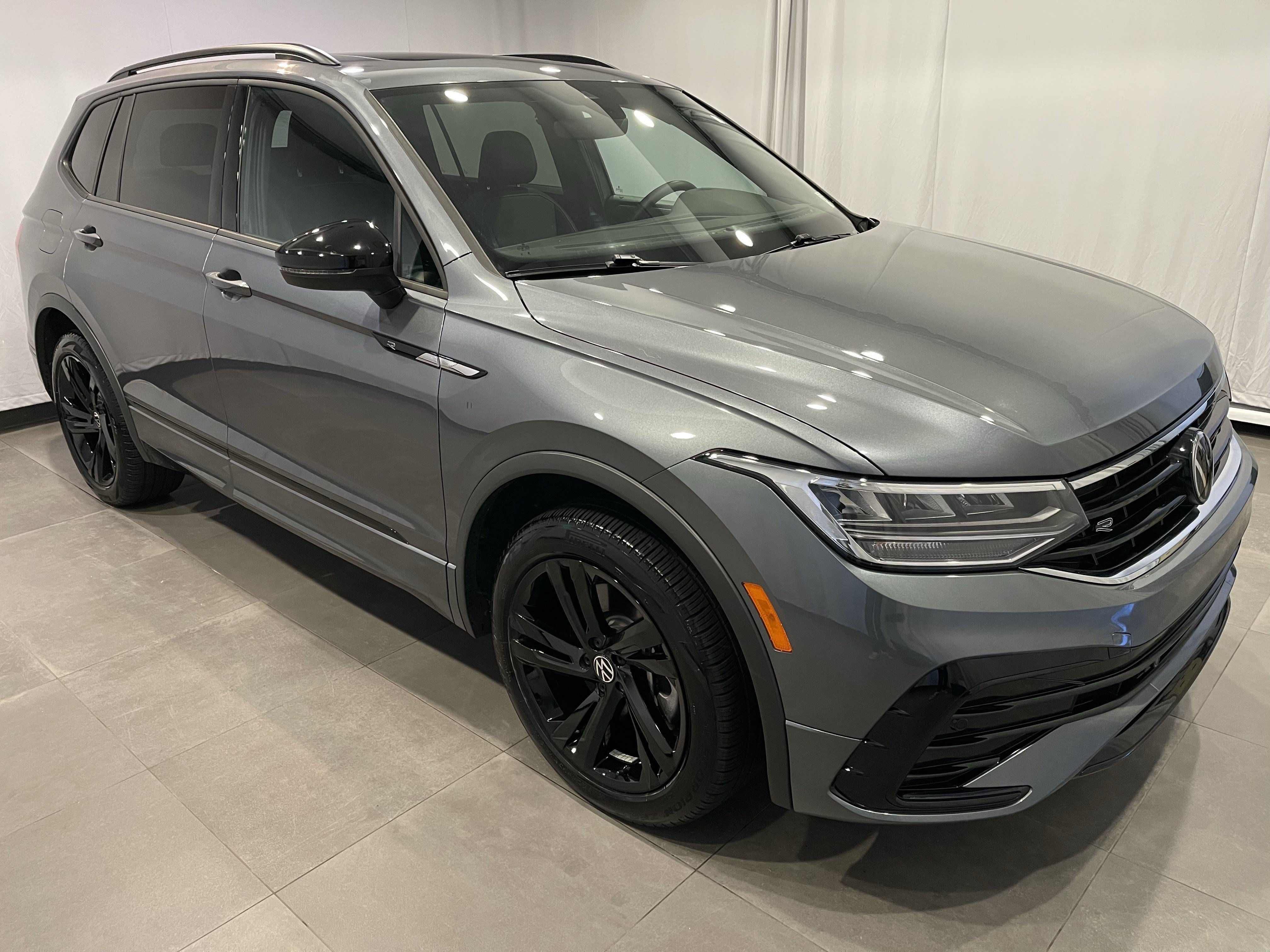 Used 2024 Volkswagen Tiguan SE R-Line AWD/4WD image 3