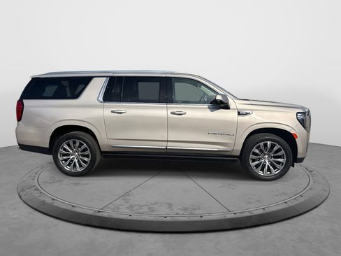 Used 2021 GMC Yukon XL Denali w/ Denali Premium Package image 9