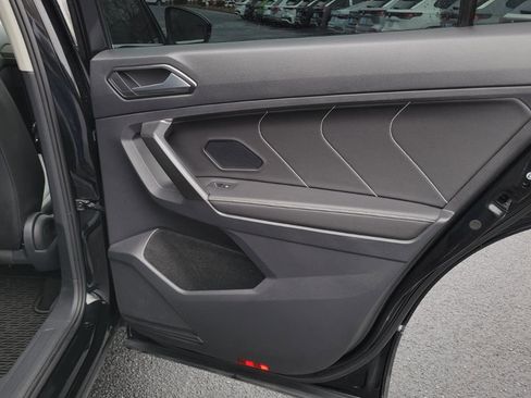 Used 2022 Volkswagen Tiguan SE w/ Panoramic Sunroof Package image 39
