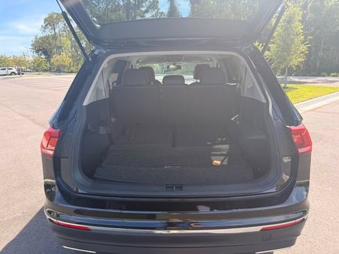 Used 2018 Volkswagen Tiguan SE FWD image 12