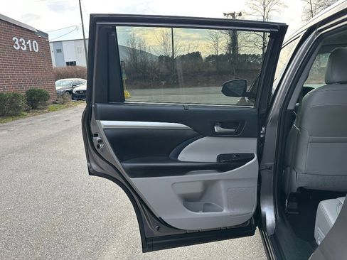 Used 2019 Toyota Highlander XLE image 15