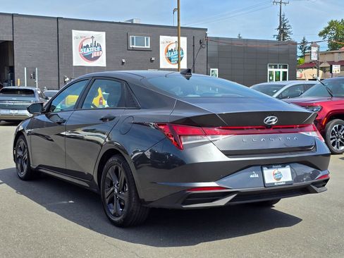Used 2022 Hyundai Elantra SEL FWD image 5