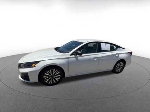 Used 2025 Nissan Altima 2.5 SV FWD image 8