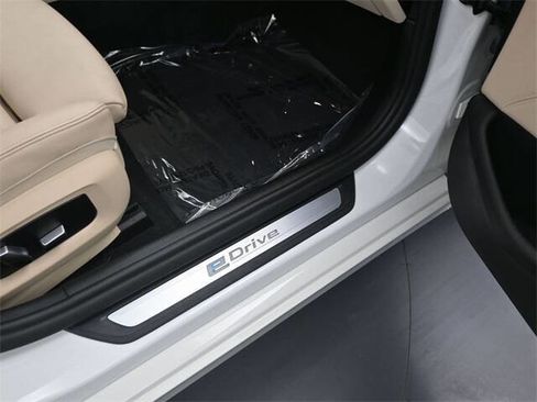 Used 2019 BMW 530e xDrive w/ Convenience Package image 22