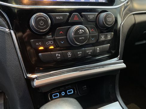 Used 2020 Jeep Grand Cherokee Limited AWD/4WD image 30
