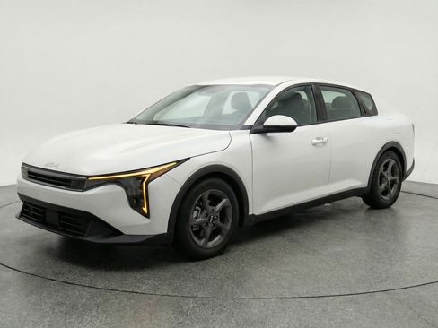 Used 2025 Kia K4 LXS image 3