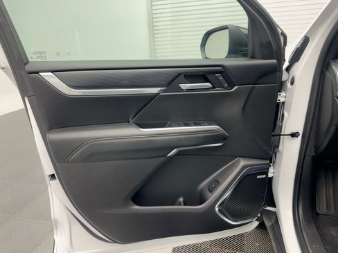 Used 2025 GMC Acadia Elevation w/ Elevation Premium Package image 21