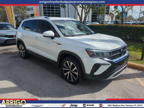 Used 2023 Volkswagen Taos SE image 1