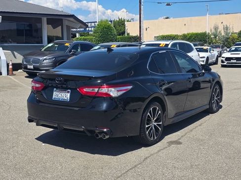 Used 2020 Toyota Camry SE w/ Blackout Package FWD image 4