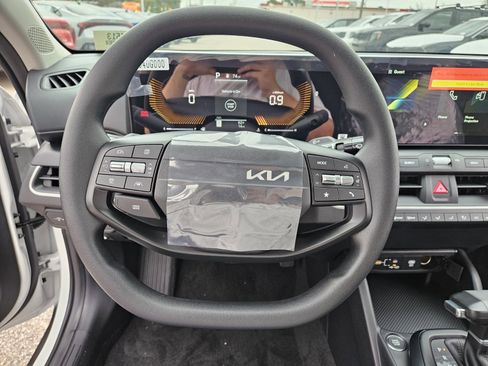 New 2025 Kia K4 LXS image 14