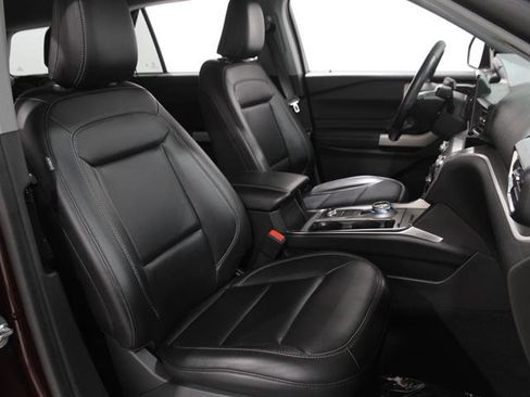 Used 2022 Ford Explorer XLT w/ Equipment Group 202A image 18