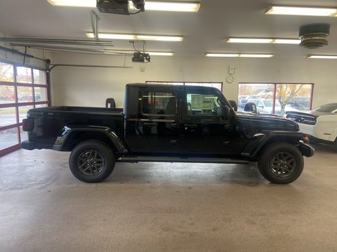 New 2025 Jeep Gladiator Sport image 16