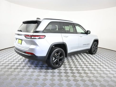 Used 2023 Jeep Grand Cherokee Altitude AWD/4WD image 6