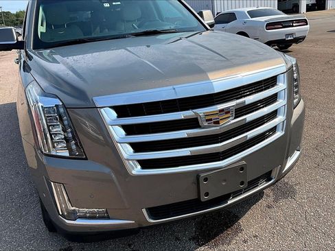 Used 2018 Cadillac Escalade ESV Premium Luxury AWD/4WD image 3