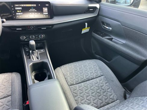 Certified 2025 Nissan Kicks SV image 18