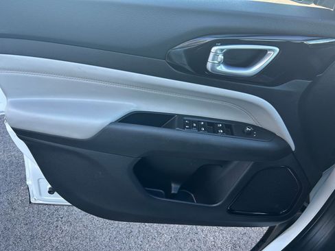 Used 2025 Jeep Compass Limited image 18