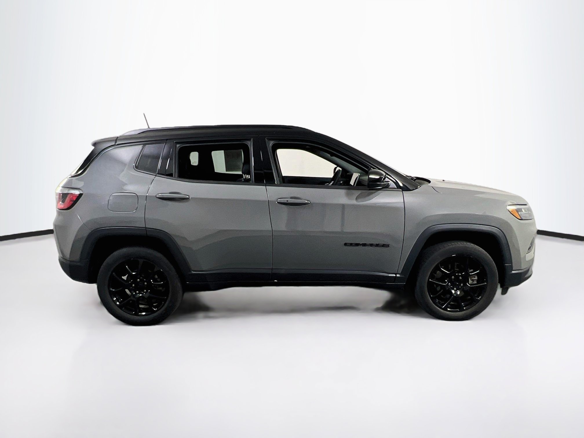 Used 2023 Jeep Compass Latitude w/ Sun and Sound Group AWD/4WD image 4
