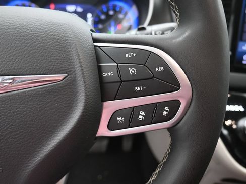 Used 2024 Chrysler Pacifica Touring-L FWD image 7