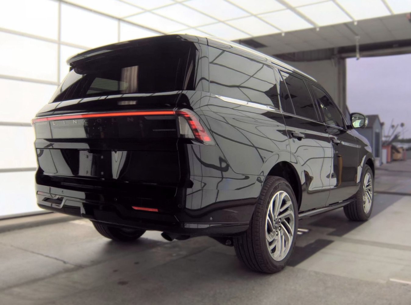 Used 2025 Lincoln Navigator Reserve AWD/4WD image 4