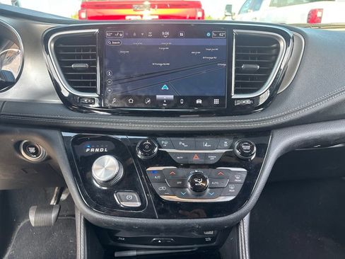 Used 2021 Chrysler Pacifica Limited w/ Uconnect Theater Family Group FWD image 16