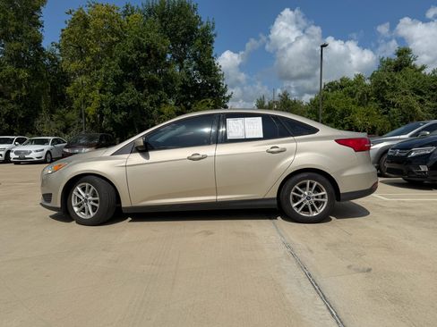 Used 2018 Ford Focus SE FWD image 2