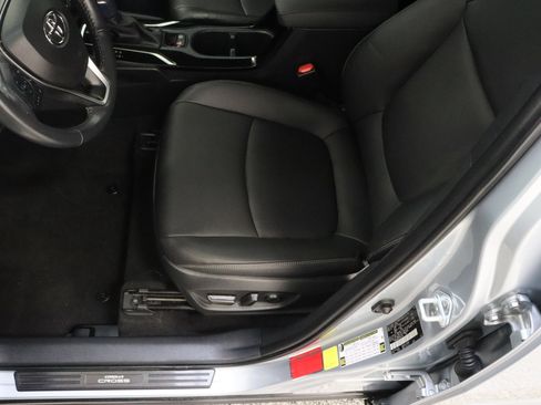 Used 2023 Toyota Corolla Cross XLE w/ Convenience Package FWD image 15