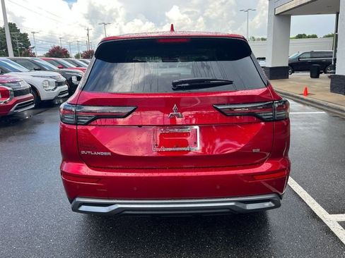 New 2025 Mitsubishi Outlander SE image 4