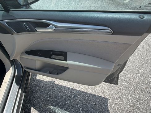 Used 2017 Ford Fusion SE FWD image 20
