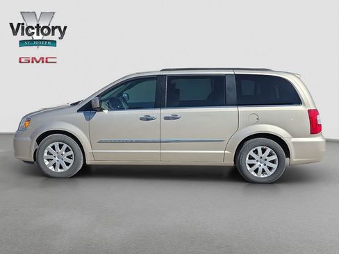 Used 2016 Chrysler Town & Country Touring w/ Driver Convenience Group image 6