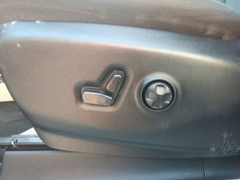 Used 2023 Chrysler Voyager LX FWD image 19