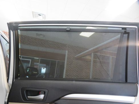 Used 2016 Toyota Highlander XLE FWD image 25