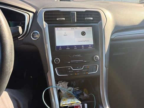Used 2020 Ford Fusion SE FWD image 15