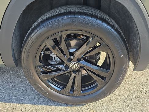 Certified 2025 Volkswagen Atlas Cross Sport SEL R-Line AWD/4WD image 30