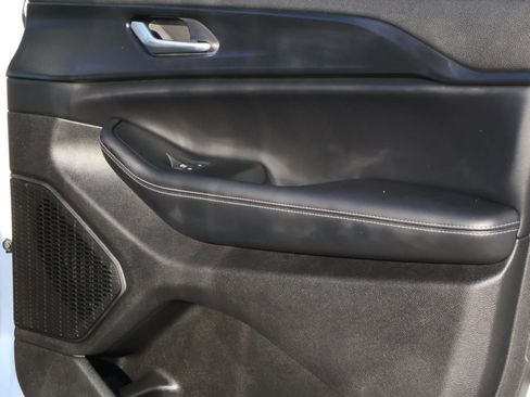 Used 2025 Jeep Grand Cherokee Altitude image 17