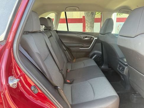 Used 2025 Toyota RAV4 XLE FWD image 31
