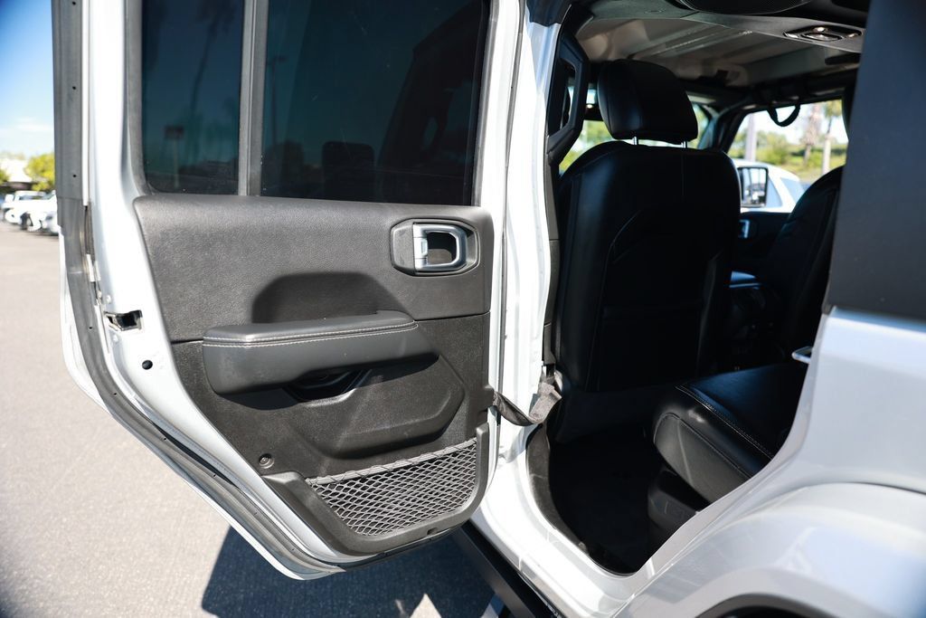 Used 2022 Jeep Wrangler Unlimited Sahara AWD/4WD image 38