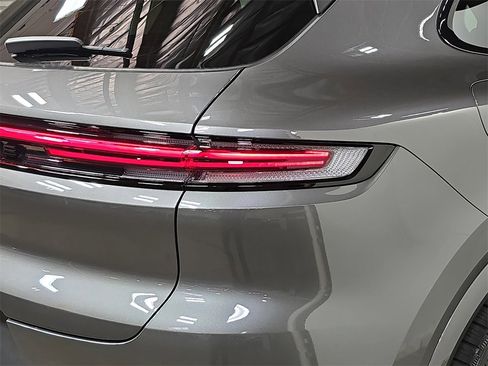 Used 2025 Porsche Cayenne image 30