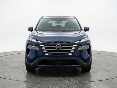 Used 2025 Nissan Rogue SV image 2