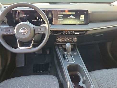 Used 2025 Nissan Kicks SV AWD/4WD image 13