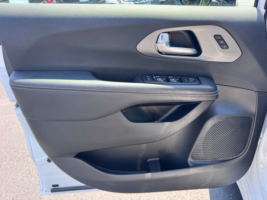 Used 2025 Chrysler Pacifica Select FWD image 21