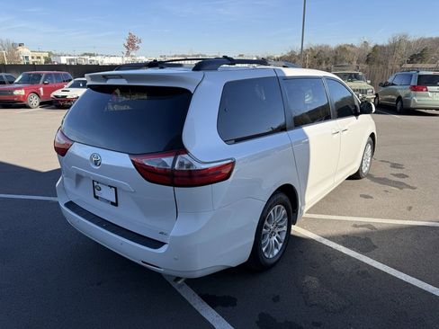 Used 2015 Toyota Sienna XLE image 7