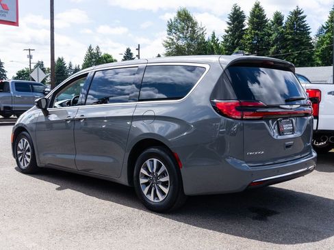 Used 2023 Chrysler Pacifica Touring-L FWD image 4