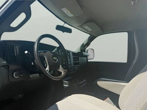 Used 2017 Chevrolet Express 2500 RWD image 10
