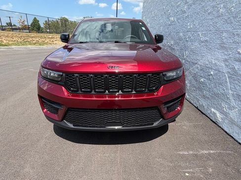 Used 2024 Jeep Grand Cherokee Altitude AWD/4WD image 19