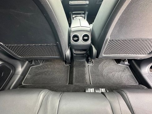 Used 2021 Mercedes-Benz GLB 250 4MATIC image 17