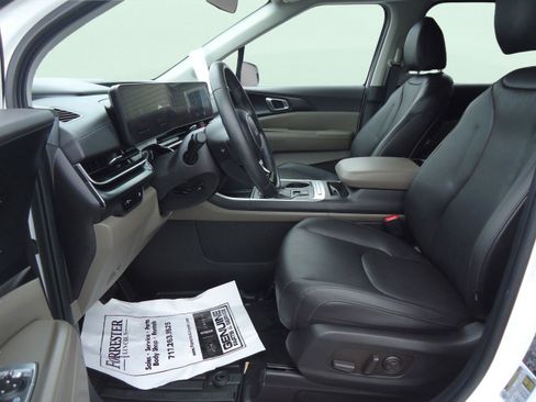 Used 2025 Kia Carnival FWD image 23