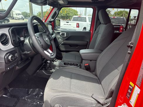 Used 2025 Jeep Wrangler Unlimited Sahara AWD/4WD image 5