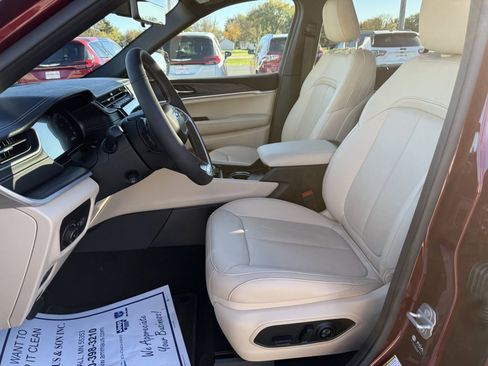 Used 2025 Jeep Grand Cherokee L Limited w/ Luxury Tech Group II image 11